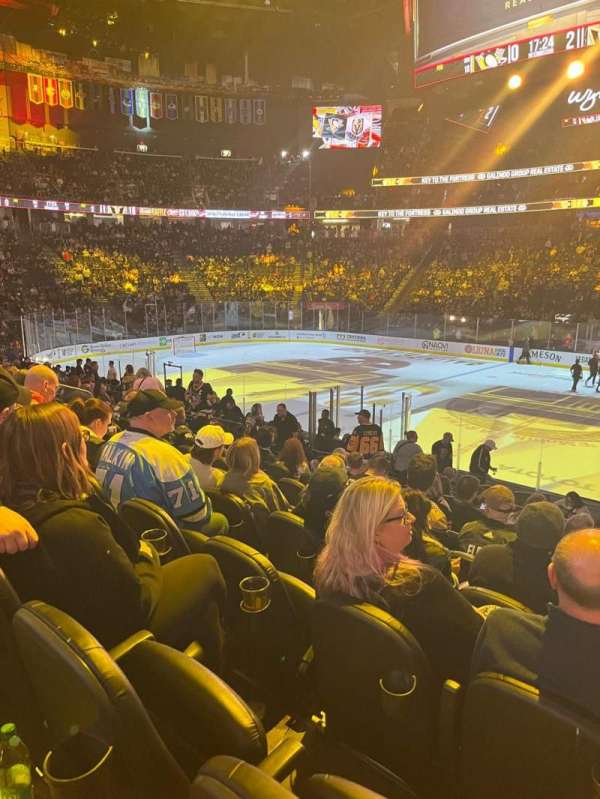 T-Mobile Arena, bloc: 6, rangée: M, place: 17