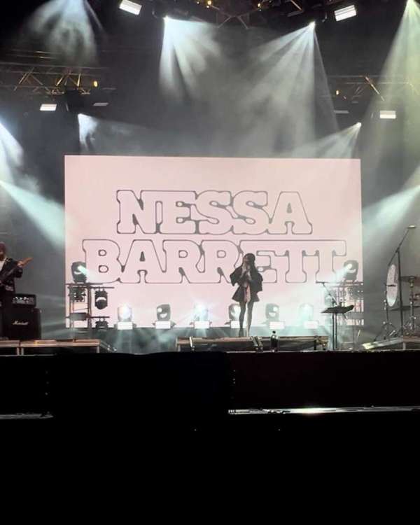 Universal Music Plaza Stage, bloc: pit, rangée: barricade