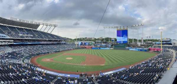 Kauffman Stadium, bloc: 317, rangée: A, place: 7