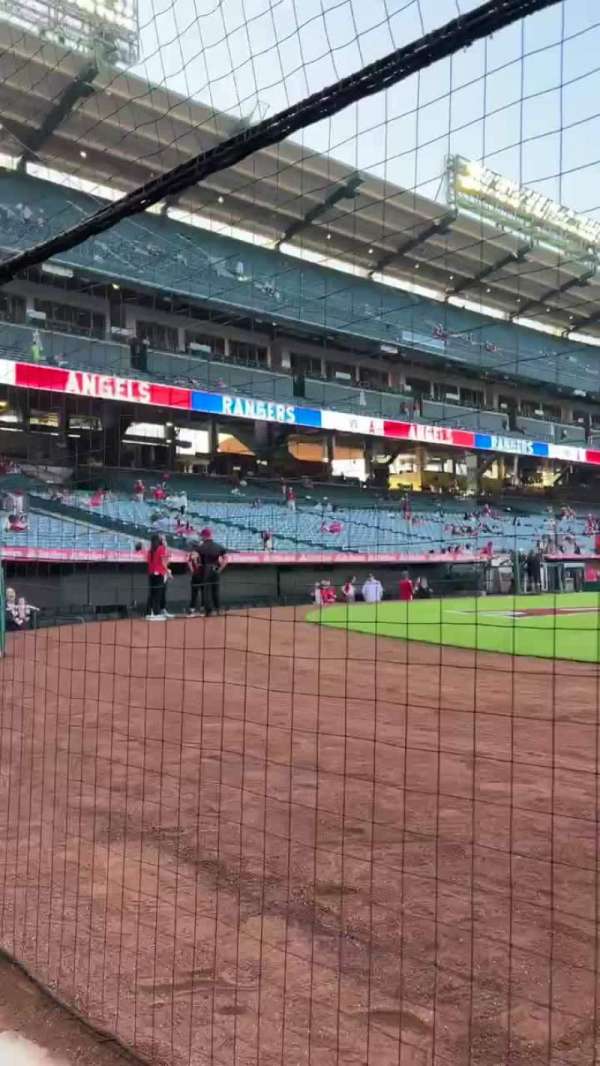 Angel Stadium, bloc: Dugout Suite 7