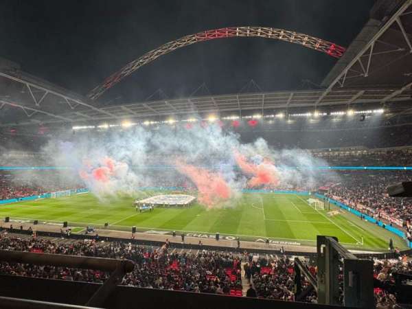 Wembley Stadium, bloc: 224, rangée: 1, place: 242