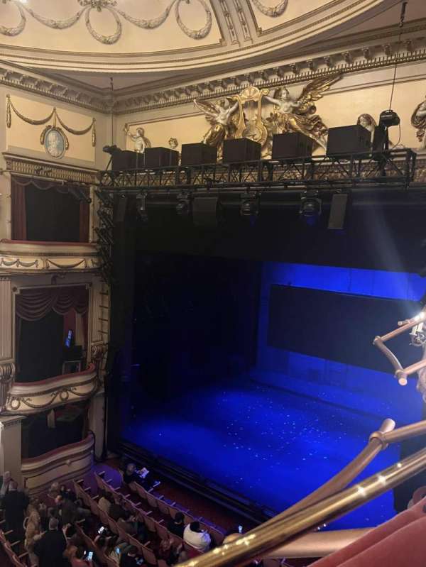 Noël Coward Theatre, bloc: Grand Circle, rangée: AA, place: 12