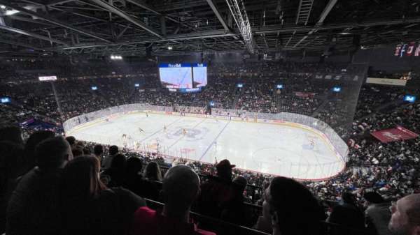 Place Bell, bloc: 203, rangée: D, place: 4