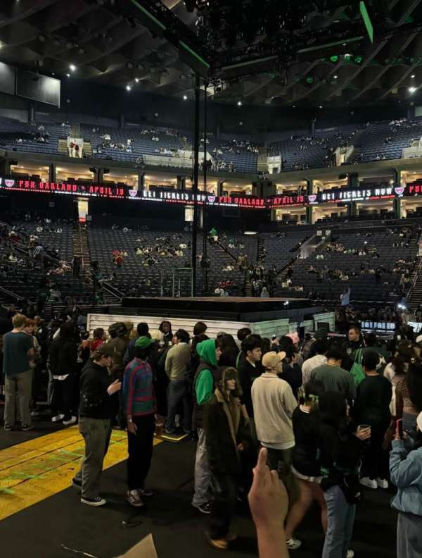 Oakland Arena, bloc: 1, rangée: A5, place: 11