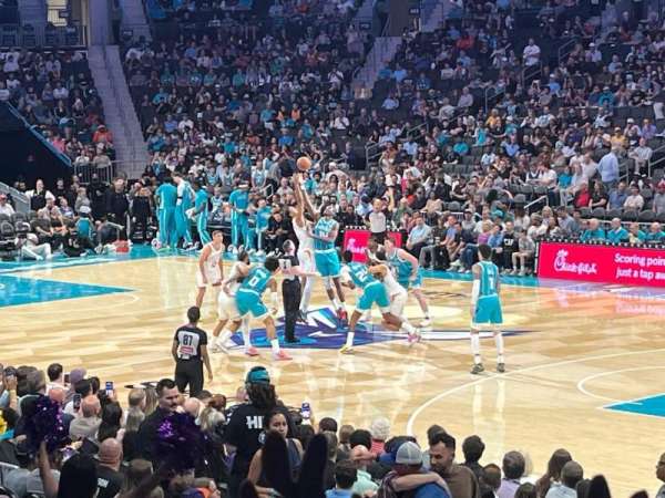 Spectrum Center, bloc: 112, rangée: N, place: 15