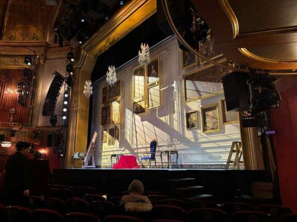 St. James Theatre, bloc: Orchestra R, rangée: H, place: 22