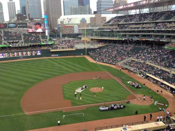 Target Field, bloc: 221, rangée: 5, place: 7