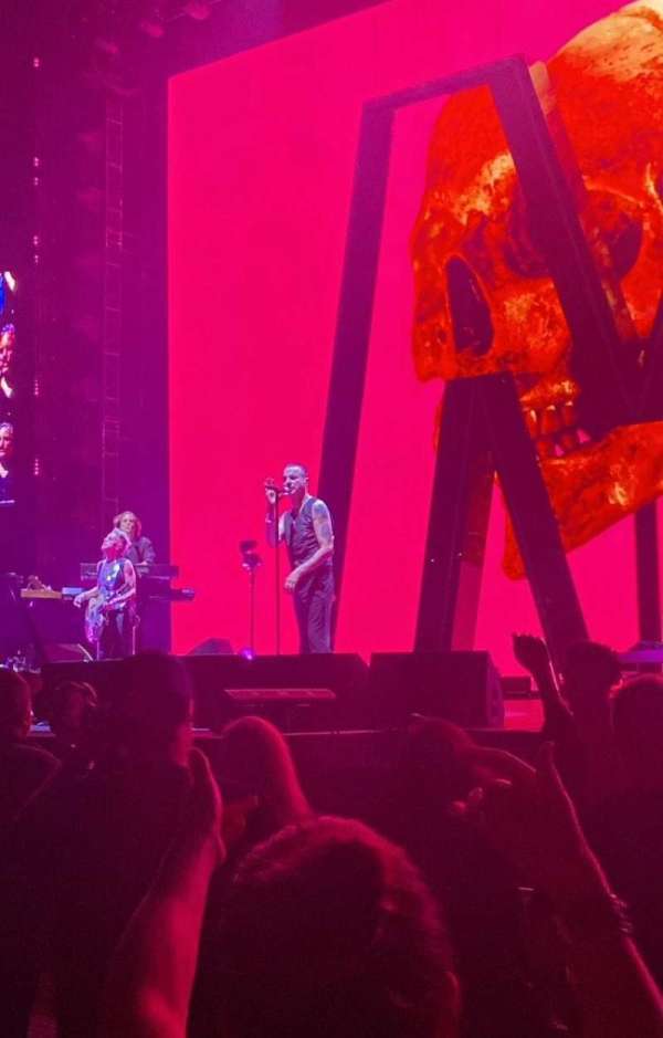 Little Caesars arena, bloc: Main Floor, rangée: 3, place: 7