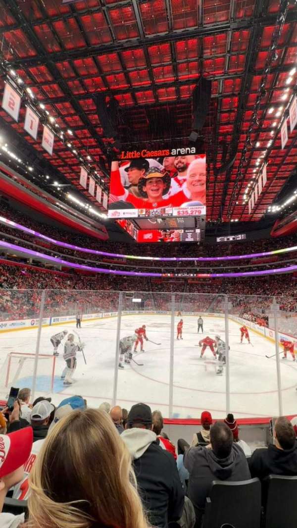 Little Caesars Arena, bloc: 102, rangée: 6, place: 3