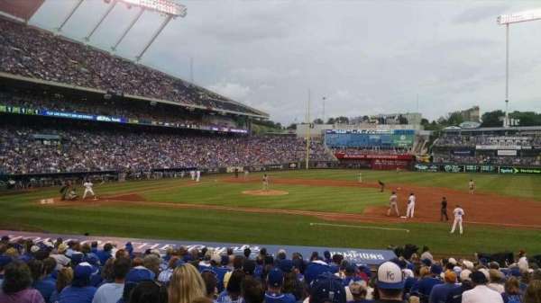 Kauffman Stadium, bloc: 135, rangée: S, place: 10