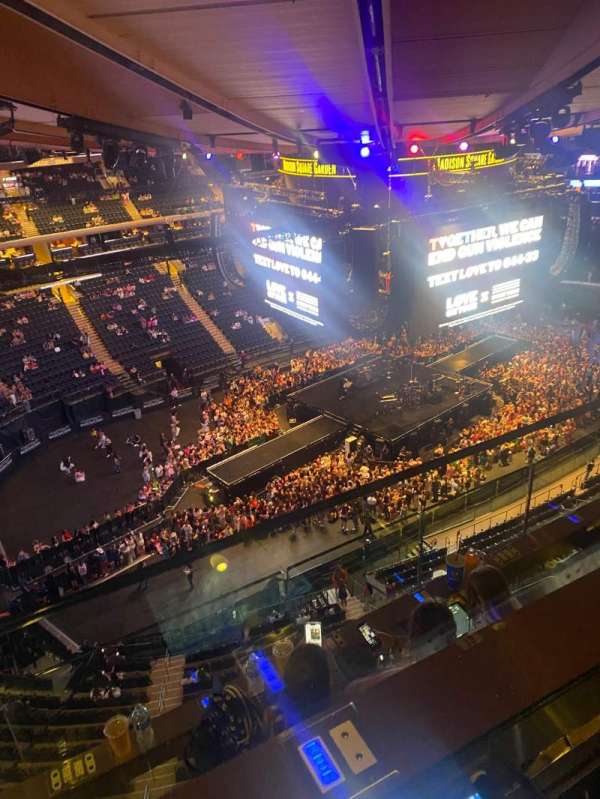 Madison Square Garden, bloc: 324, rangée: 2, place: 9