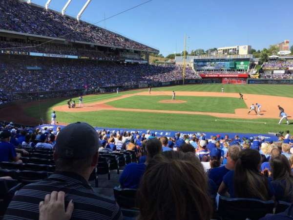 Kauffman Stadium, bloc: 135, rangée: X, place: 1