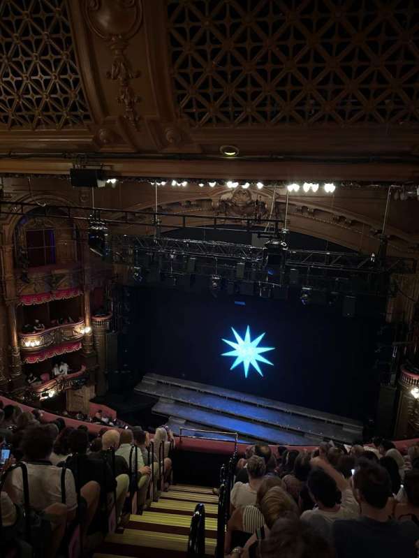 The London Palladium, bloc: Grand Circle, rangée: J, place: 19