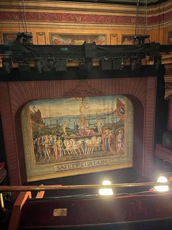 Phoenix Theatre, bloc: Grand Circle, rangée: B, place: 18