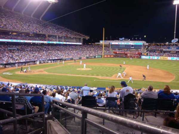 Kauffman Stadium, bloc: 236, rangée: DD, place: 3