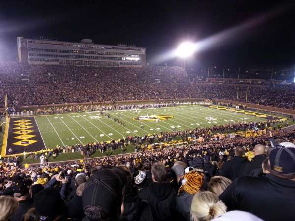 Faurot Field, bloc: 102, rangée: 66, place: 6