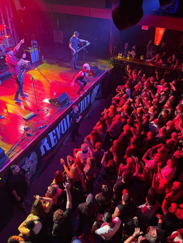 Revolution Live, bloc: General, rangée: Top