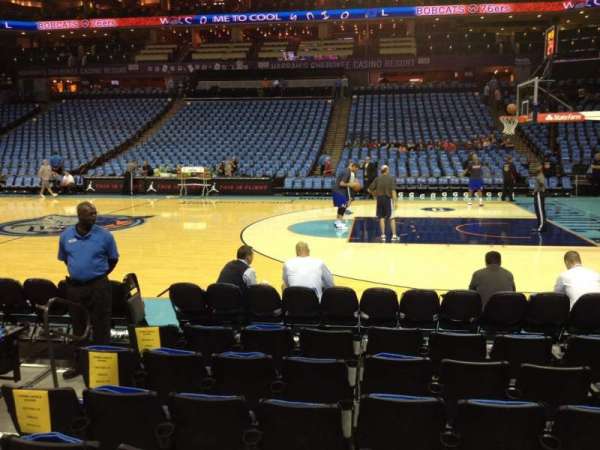 Spectrum Center, bloc: 113, rangée: D, place: 15