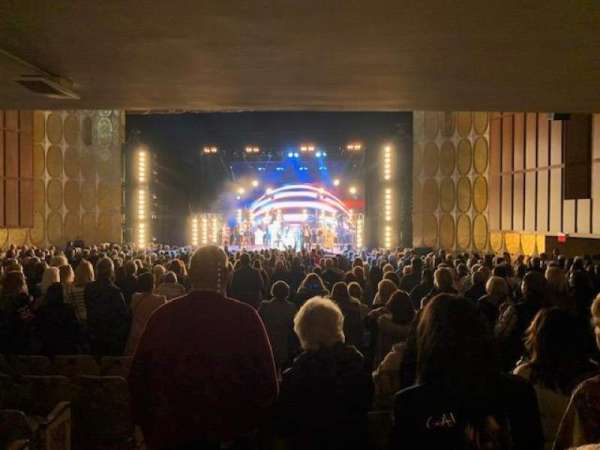 Fisher Theatre, bloc: Main Floor R, rangée: Z, place: 2