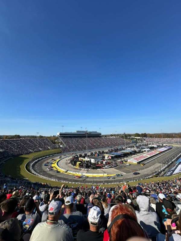 Martinsville Speedway, bloc: Clay Earles Tower KK, rangée: 52, place: 7
