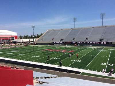 Huskie Stadium bloc B